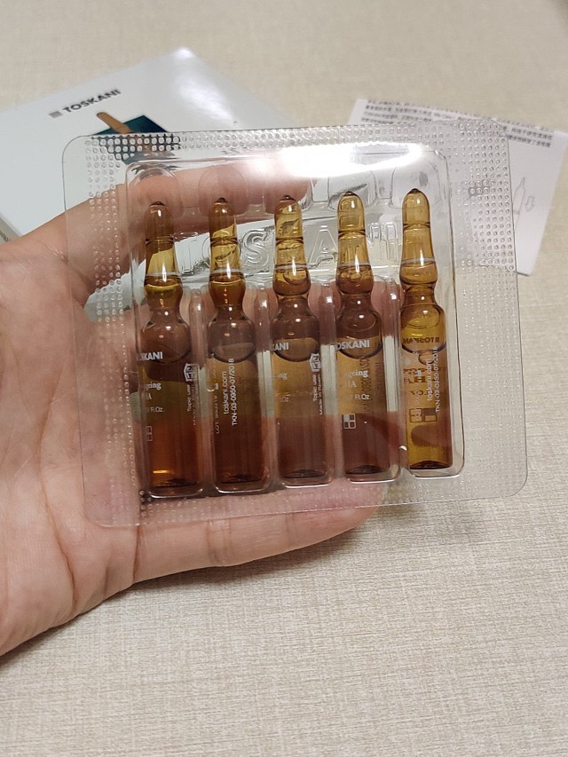 成分:透主打成分有玻尿酸,生长因子,还有被誉为可涂抹的肉毒素,国际