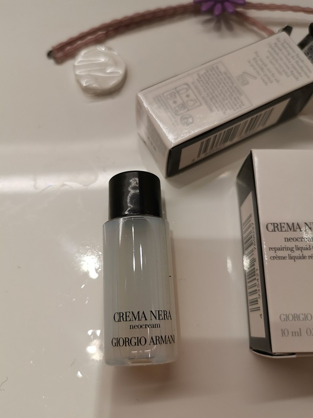 使用了很久的阿玛尼液体面霜今天芒来给大家写反馈啦