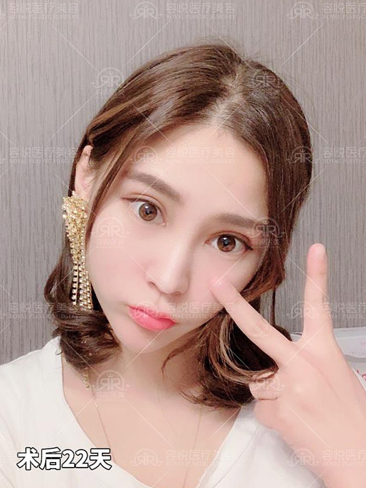 这位姑娘面容姣好v字脸大眼睛鼻子翘挺唯一美中不足单眼皮内双眼睛