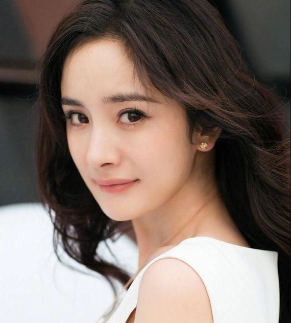 后来,随着年岁见长,杨幂的双眼皮或多或少的开始耷拉.