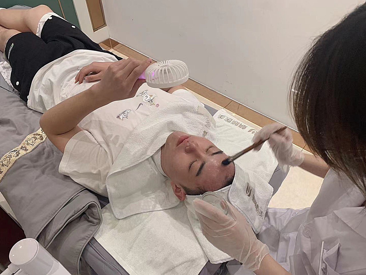 我一直是爱长痘的肤质,我早就听说过了刷酸是可以改善油痘肌的,所以我