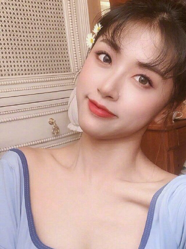 "我呢是个24岁的女生 我一直认为医学美容保养 比日常保养效果更好