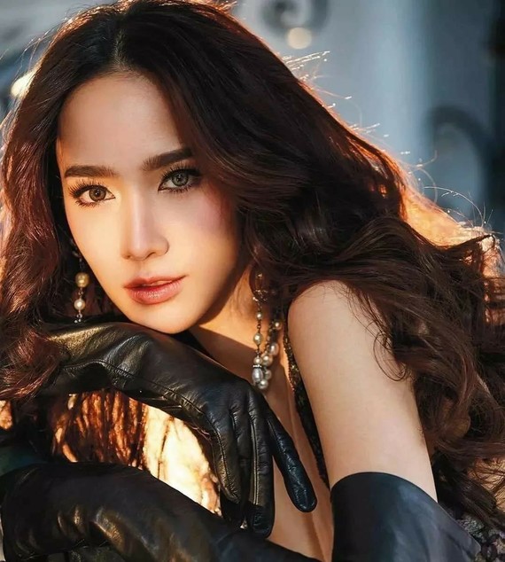 96说起蛇系颜,就不能不提一下泰国的顶流女明星aump了,锋利又精致的