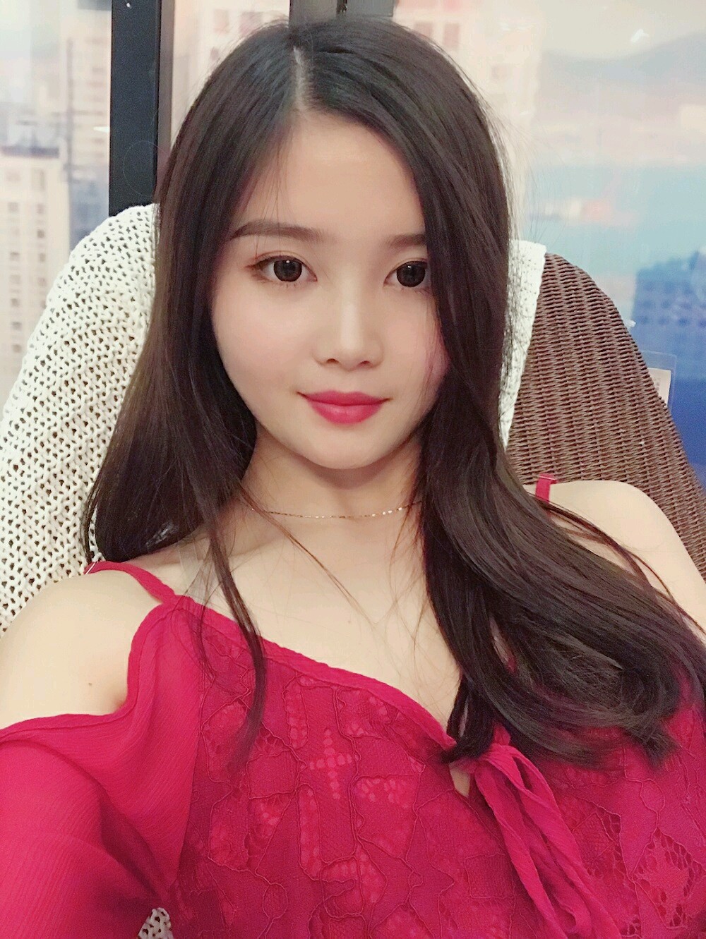 脸型圆润饱满,甜美可爱,满满的少女感.