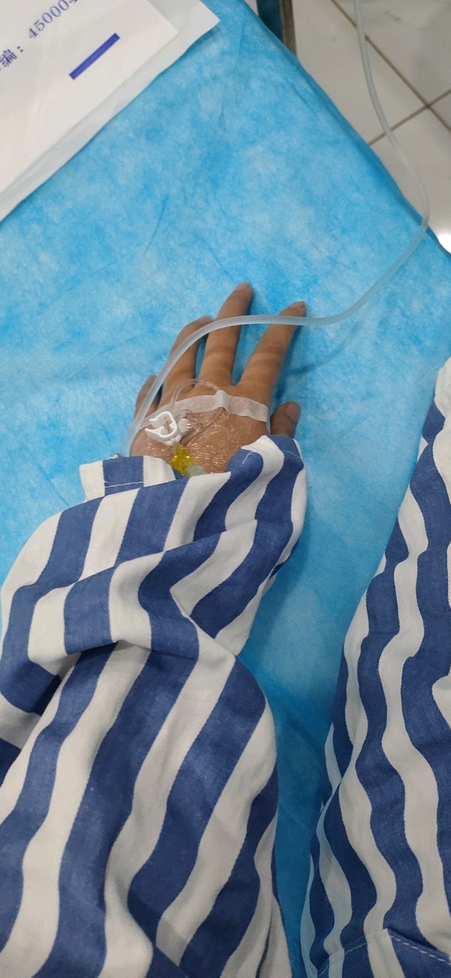 输液的手都疼的要死.还特地让护士来确定是不是跑针了.