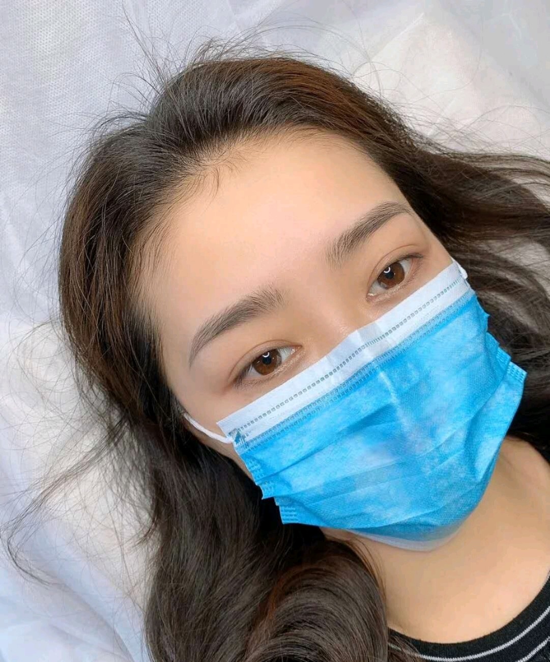 这次选择了丝状眉,非常自然,就算素颜也不会很突兀.