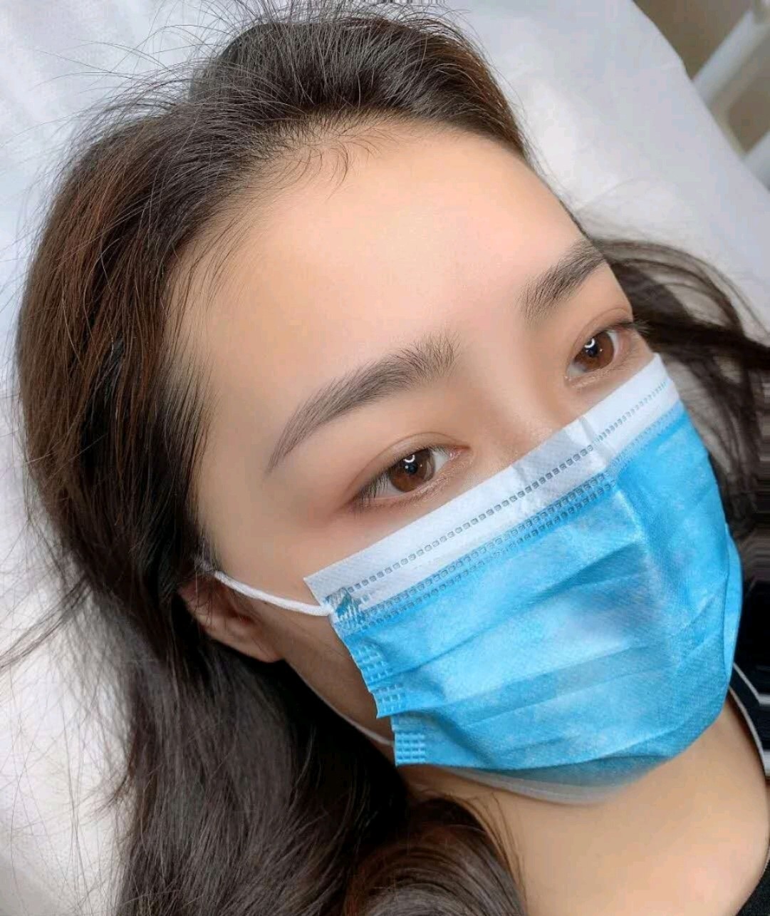 这次选择了丝状眉,非常自然,就算素颜也不会很突兀.