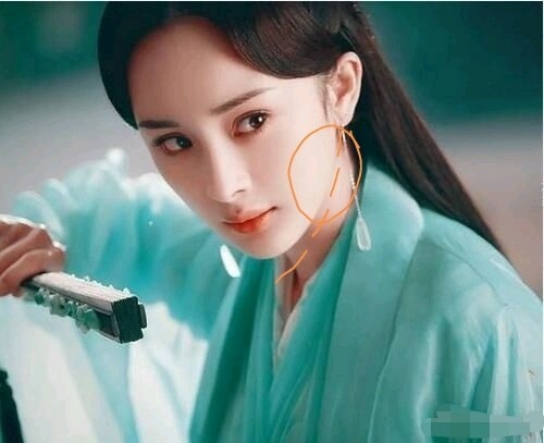 棱角分明的下颌骨曲线,变为柔和顺下来的下颌骨曲线现在,下颌骨一刀削