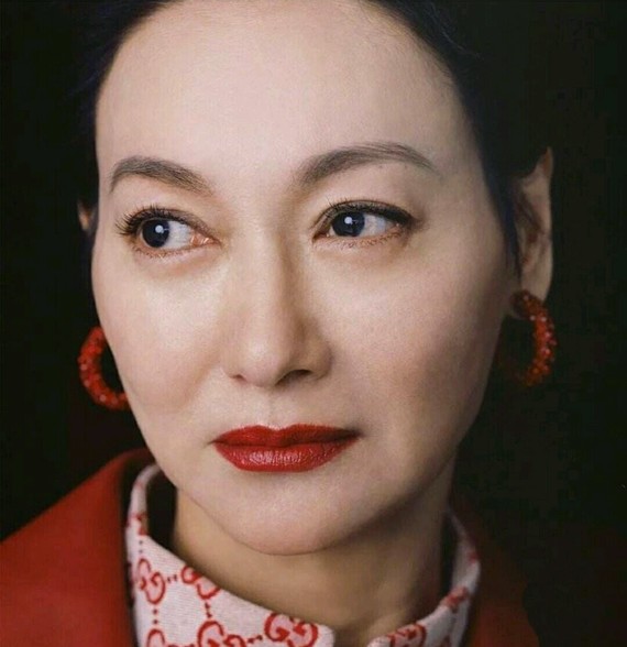 惠英红武打女星出身,港片黄金时代不再之后,一直谋求转型,凭借精湛的