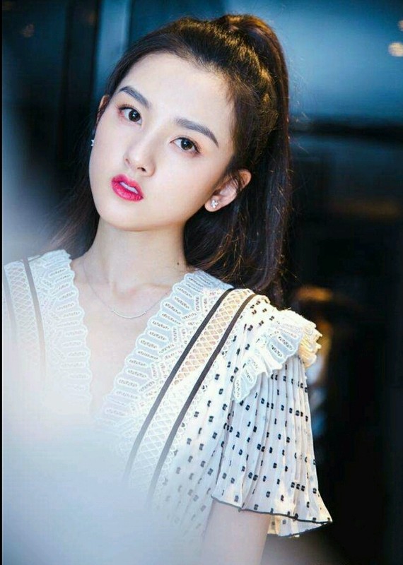 脸型流畅,小巧的鹅蛋脸,皮肤白皙细腻,五官秀丽精致,给人的观感就是很