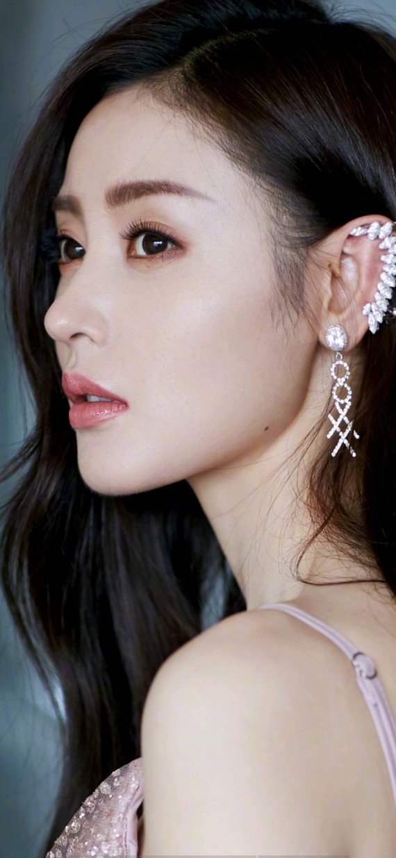 张天爱是成熟美艳大气型 脸型窄而下巴尖,属于第一眼美女 眼睛