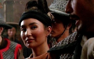 独处大漠深处的老板娘,独立自主,又风骚俏丽.