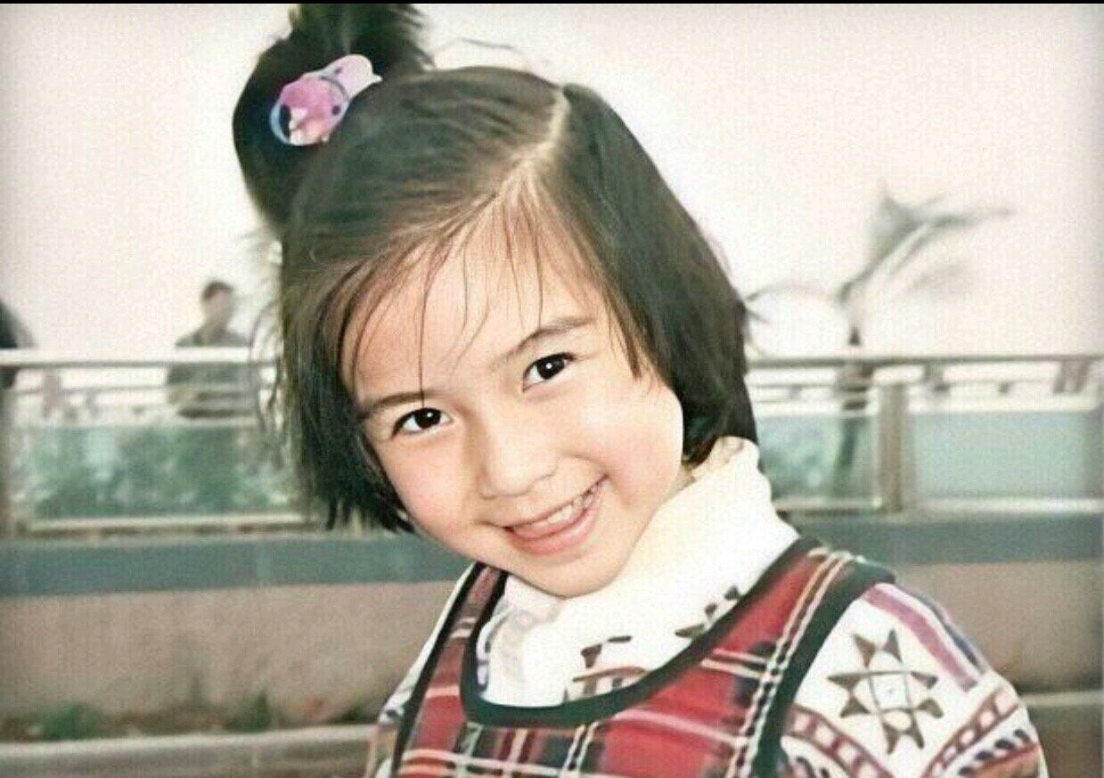 这个相信大家心里有数  童年 这个时候挺可爱的 眉眼清秀