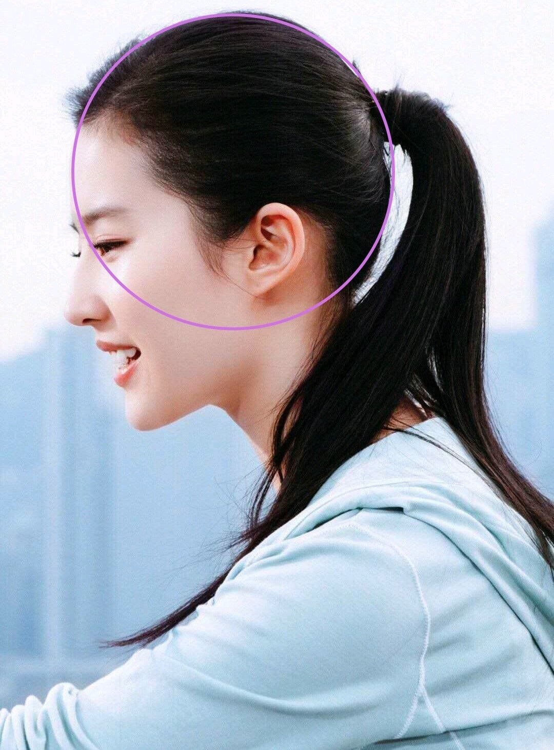 一个光看后脑勺就知道是美女的女人.