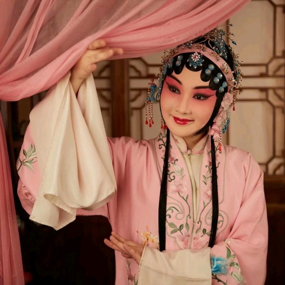 那年让中国戏曲学院的学生给我弄了个杜丽娘的造型,拍了一组