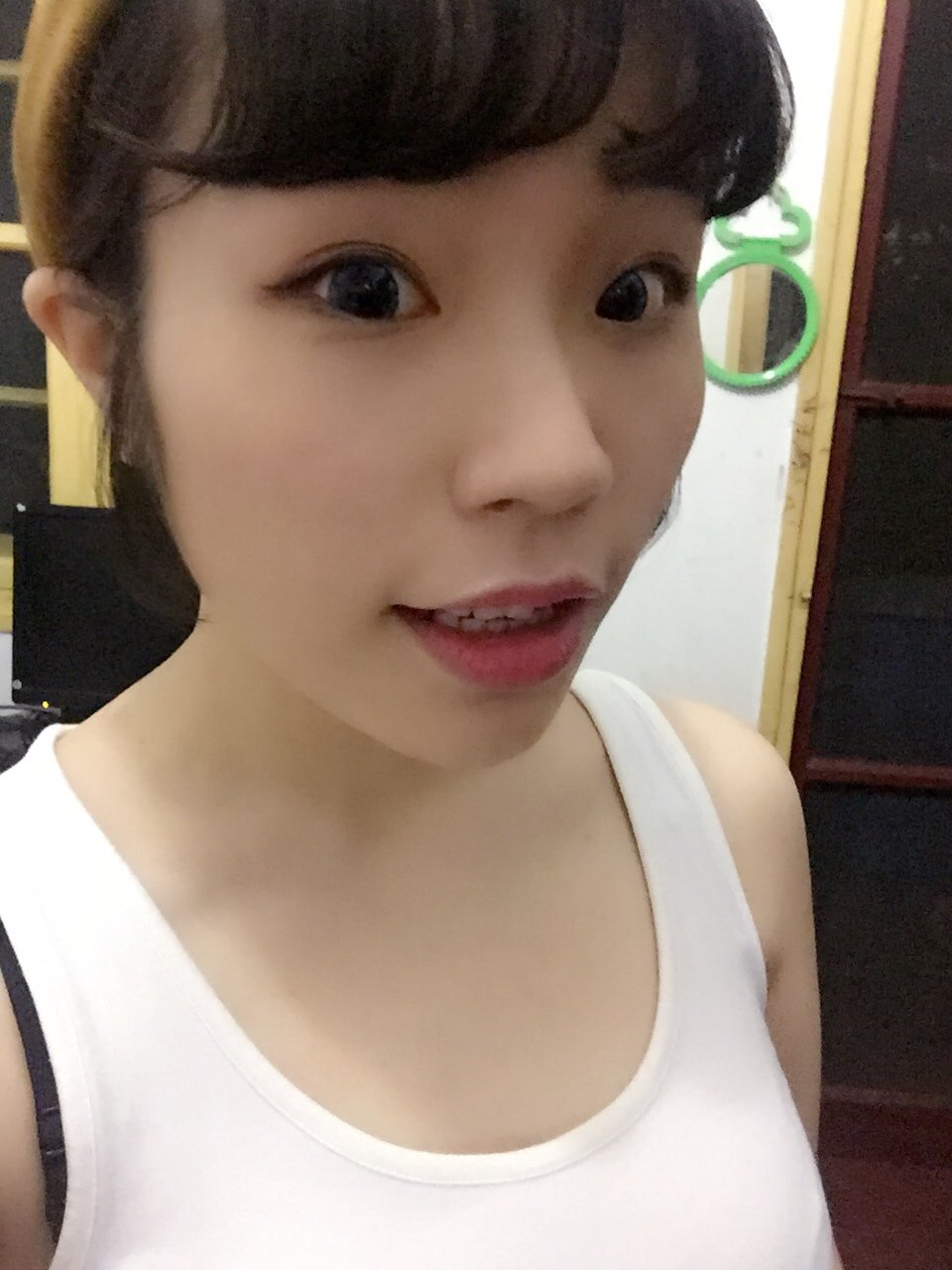 一般都是抿嘴笑!好想做个微笑唇!能笑得开心自然点!