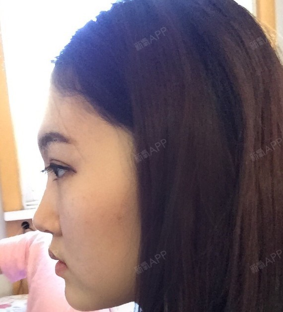 眉弓很高像男人似的