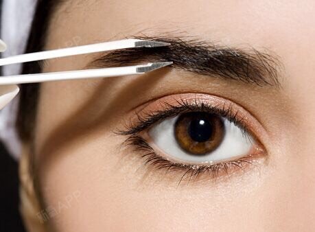 植眉是利用头发或腋下等部位的毛囊,来种在眉毛上,达到美观