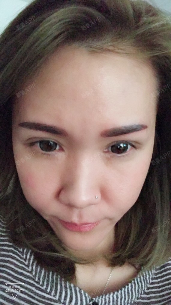 我车限号,顶着大太阳坐公交坐地铁去纹绣店补色了,因为之前给我纹眉的