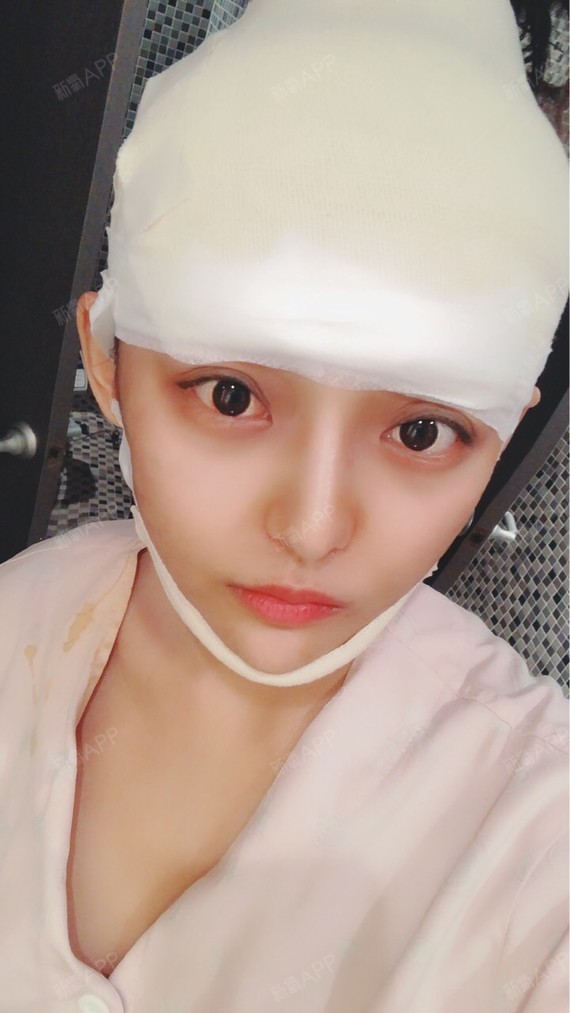 在厕所对镜自拍的我 ,头包着太好玩了