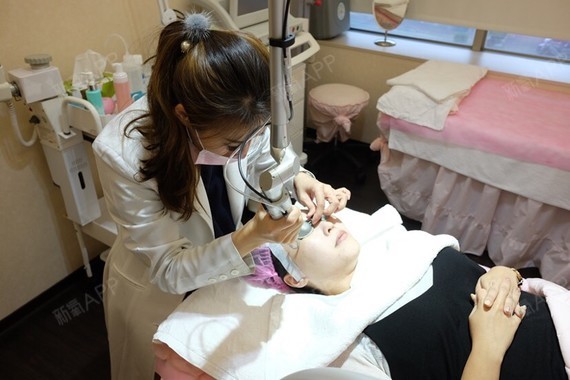 其实现在很多医美诊所都有引进皮秒雷射了