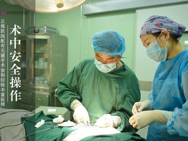 01小仙女亲身体验の隆胸手术现场