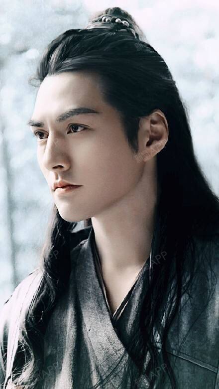 严屹宽啊,简直是剑眉星目,邪魅狂狷.