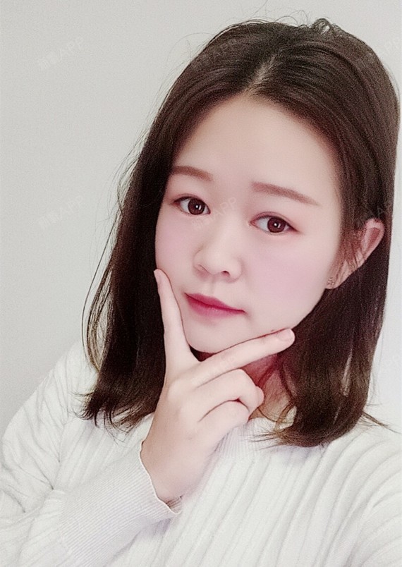 前几天出去拍写真化妆的小姐姐都没有看出来我的眼