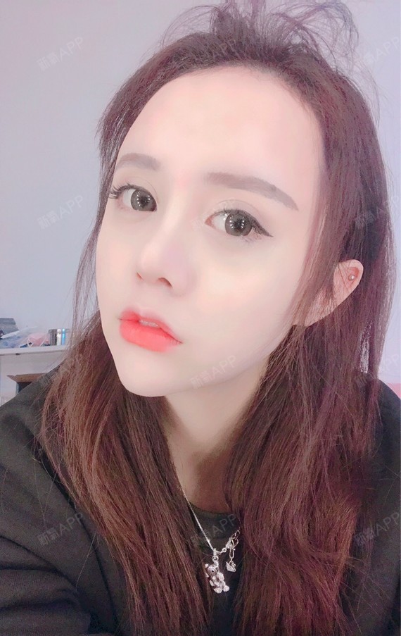 今天不想出门,简单的撸个妆拍个照,00,今天感觉