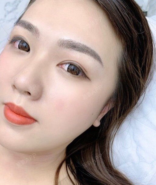 作为高低眉大小眼的我来说,每次化妆到画眉毛的步骤就