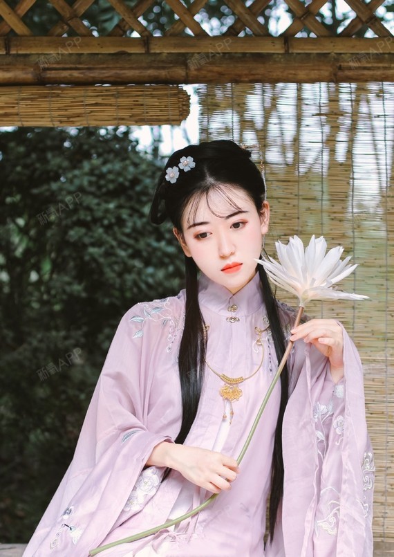 我的汉服装不错吧,是不是有一种古代大家闺秀的感觉?