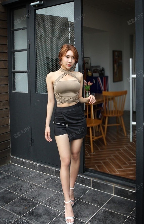 裙子太紧了,你觉着呢?