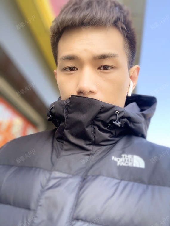 效果不错的,周围同事都说皮肤变白了,变好了,也细腻了不少