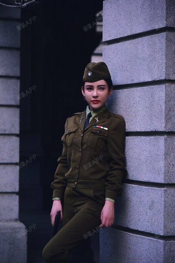 不许动请举起手来