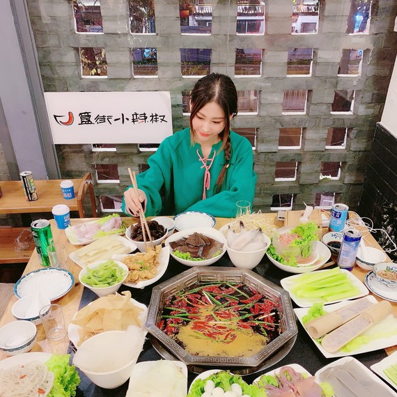 美食探店超好吃的重庆小辣椒火锅