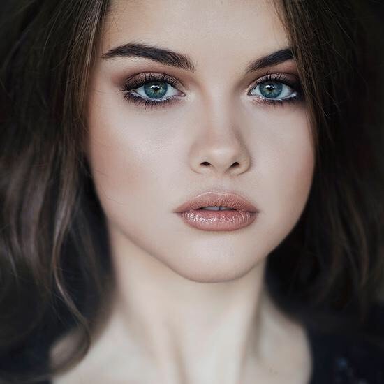 你看!我的眼睛有颜色诶(ω)