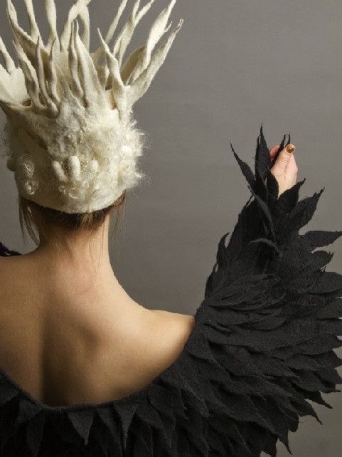 上次给大家介绍了我的羊毛毡服装毕设作品,这次要来个全面的介绍囖