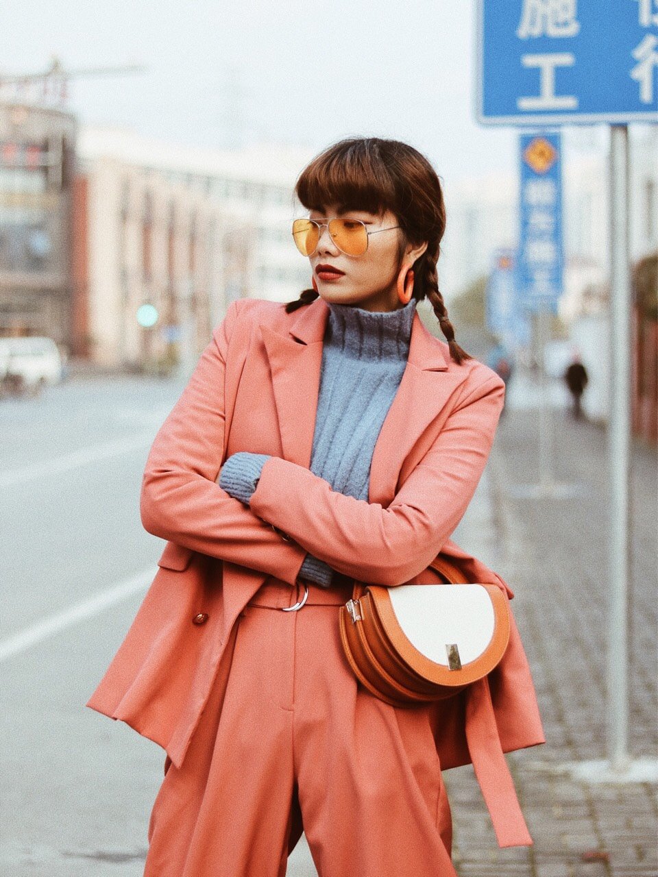 公布了2019年的年度代表色:活力珊瑚橘 以金色为底调略带粉色的橘