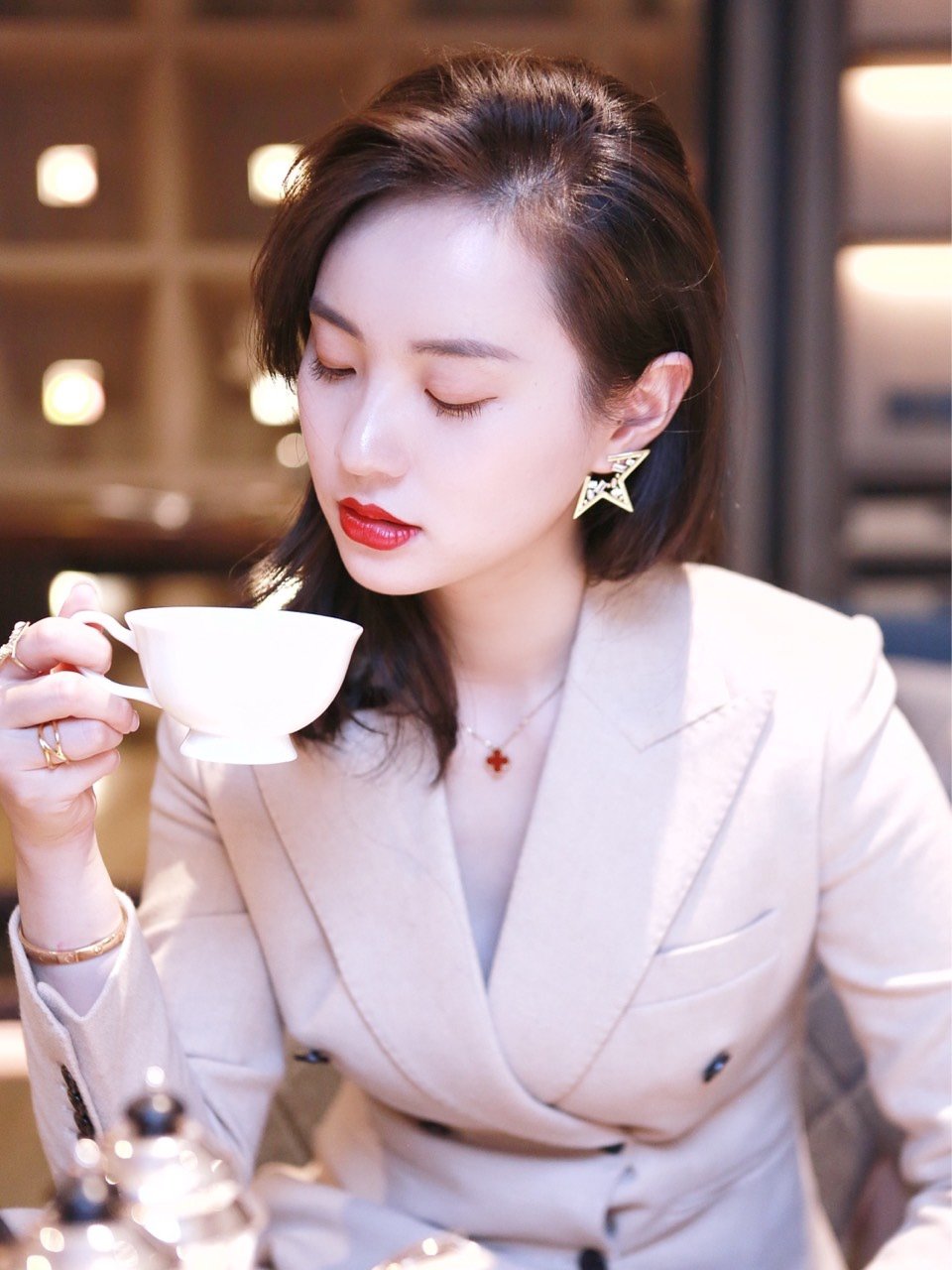 年轻人的脚步,闻茶叶选口味,可惜哇的照片很多都是用手机拍的(没有了)