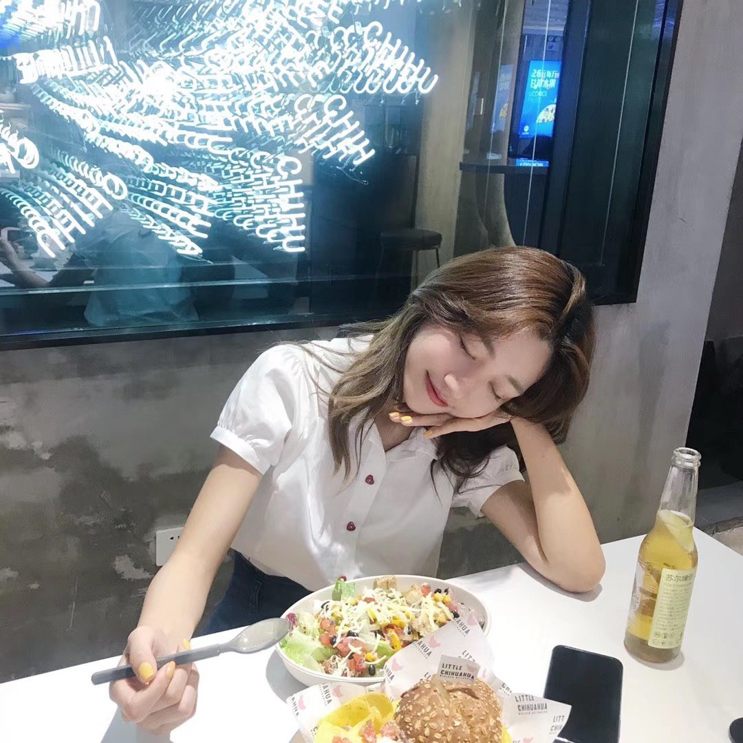 别人的吃饭时的日常照自然又好看 来给大家分享我的吃吃喝喝拍照姿势