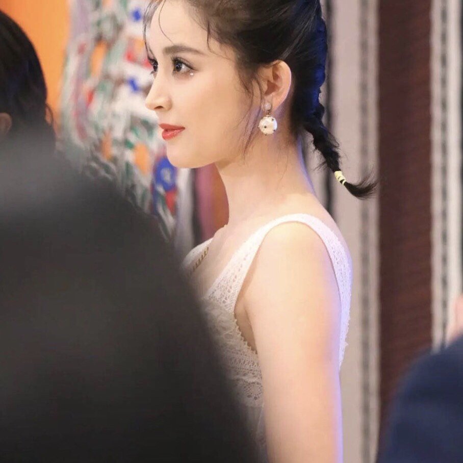 骨骼又能撑得起来 属于量感大 精致的面部组合 看封面泰国女孩的脸