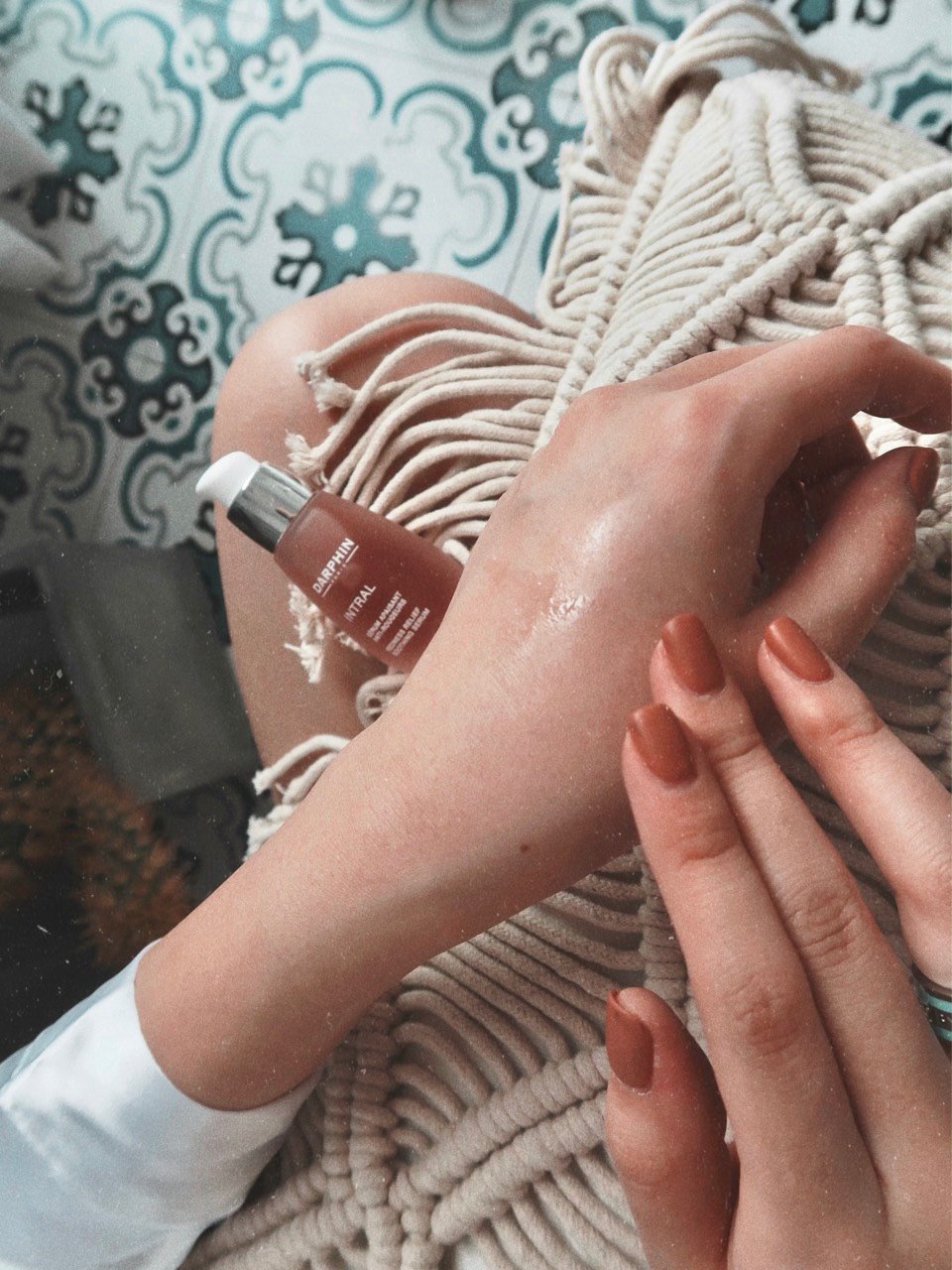 首页 此页面仅支持预览 Avatar Selenawym 162篇日记 法国护肤品牌朵梵 解决过敏肌干燥肌girl的烦恼好像每次出门我都会带一款从没用过的护肤品这次的重头戏是 朵梵 小粉瓶精华液 是巴黎高端芳疗护肤品牌 据说是可以解决肌肤过敏修复熬夜肌同时还