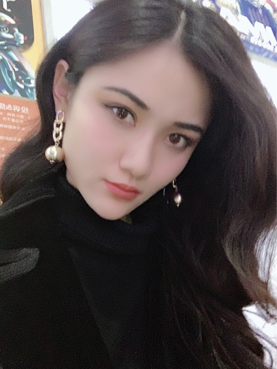 长了一张渣女颜,看似高冷难以接近,城府深的心机婊