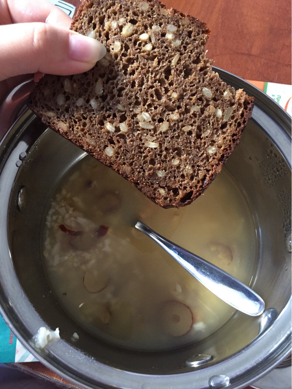 黑麵包 紅棗小米稀飯