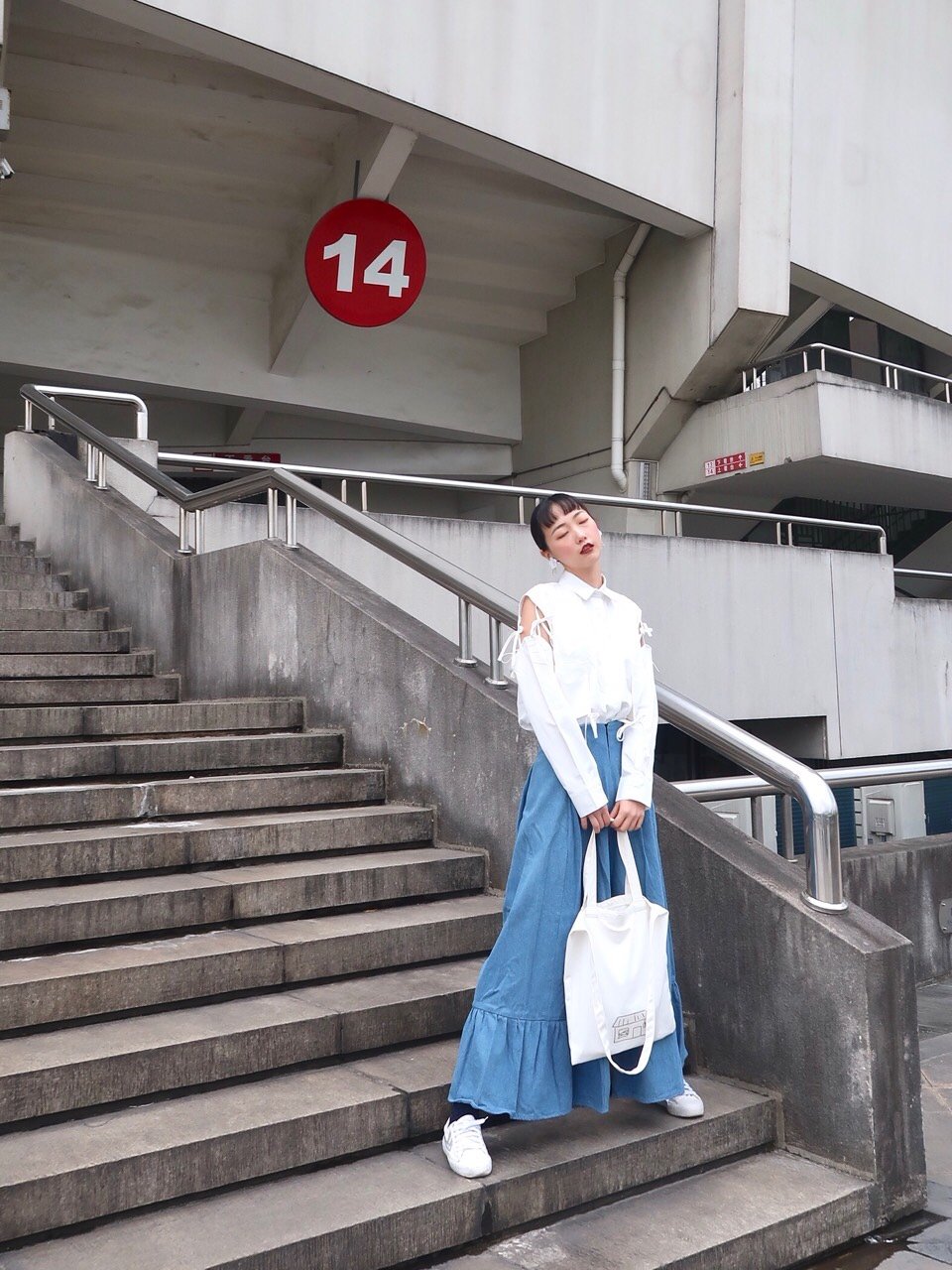 每日穿搭拍照分享自然休闲风女孩