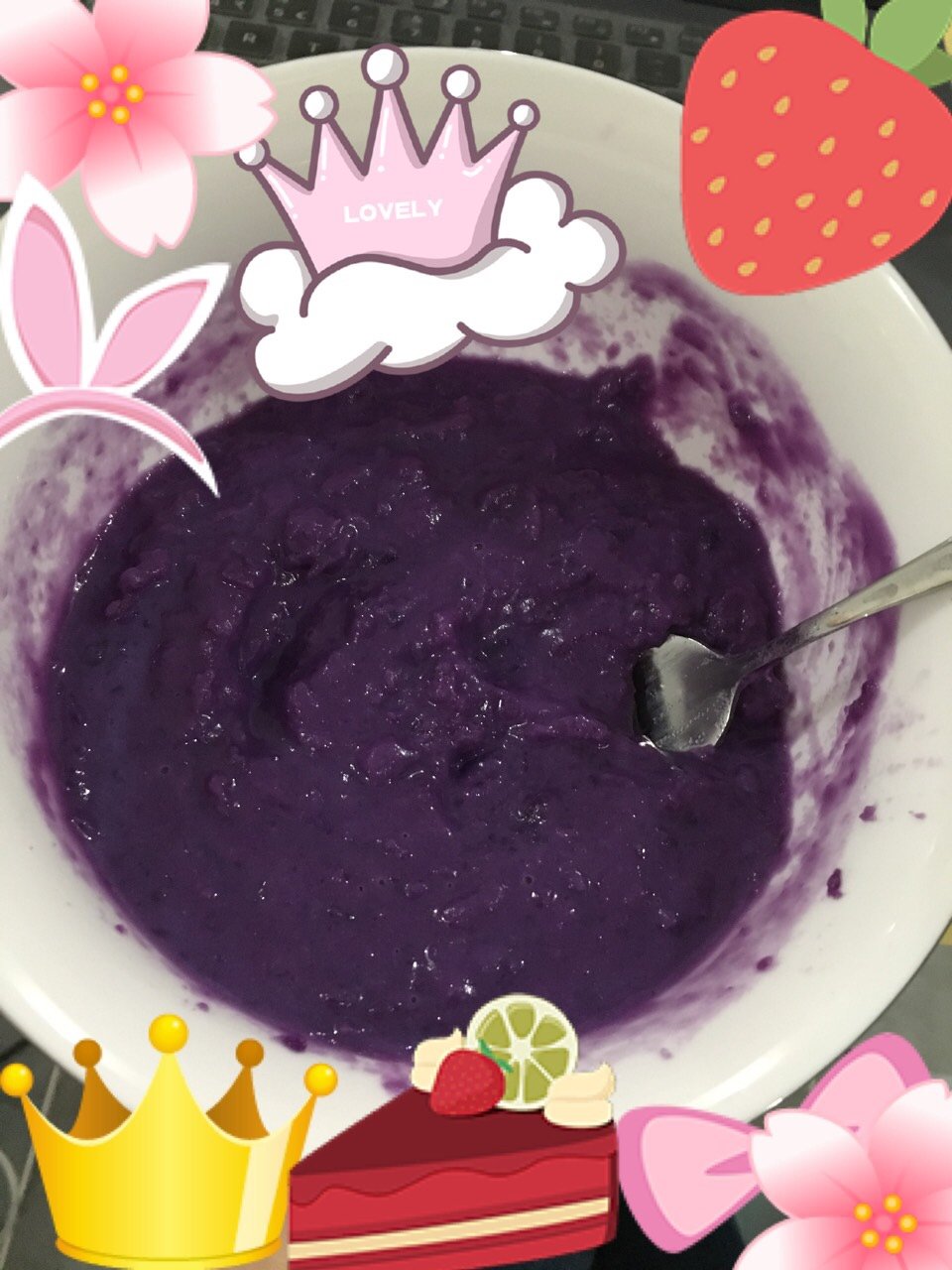 早餐蒸了紫薯,浇上牛奶,做成了紫薯泥,补充花青素,膳食纤维