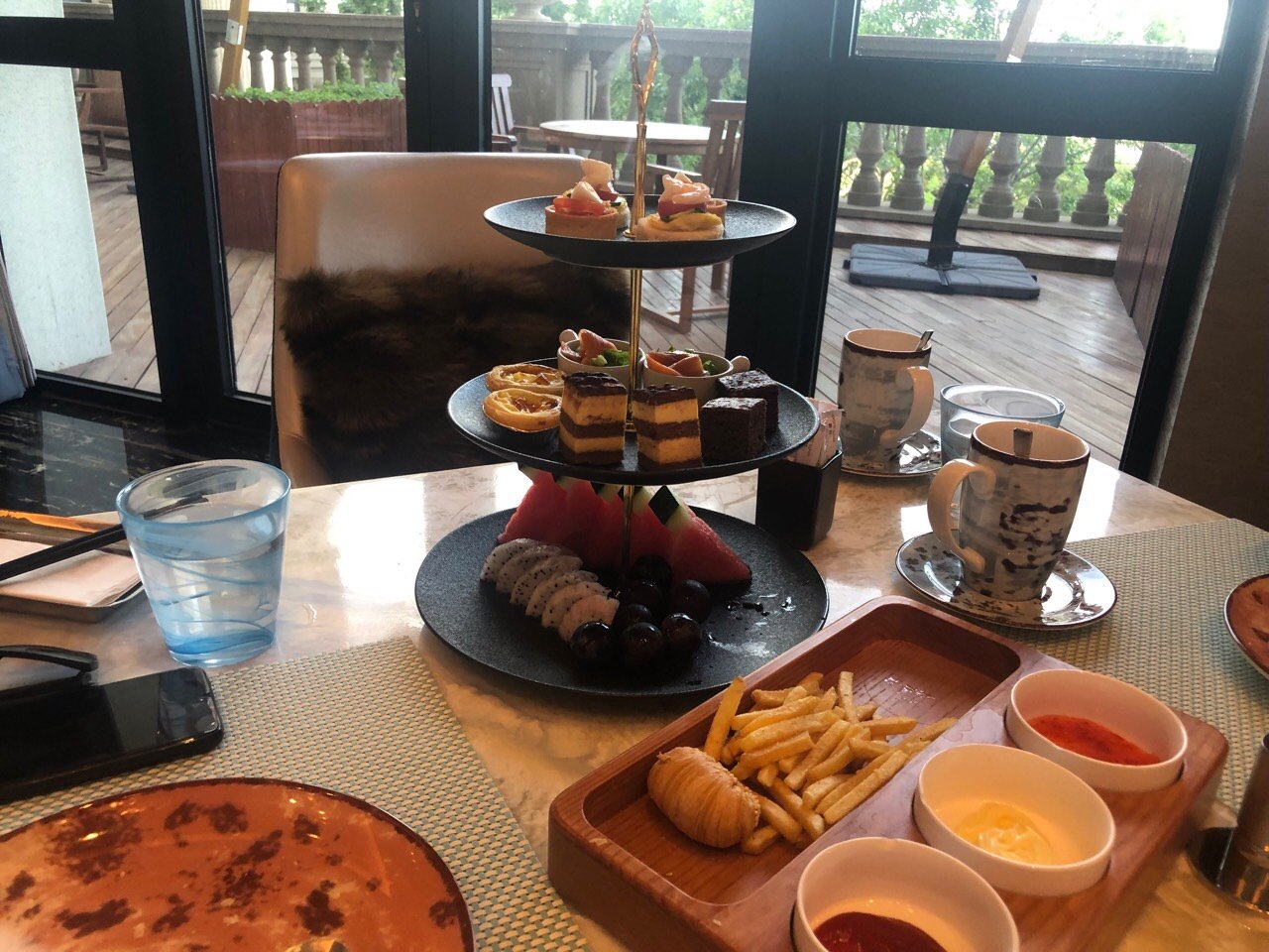 亚美妍探店下午茶自拍打卡