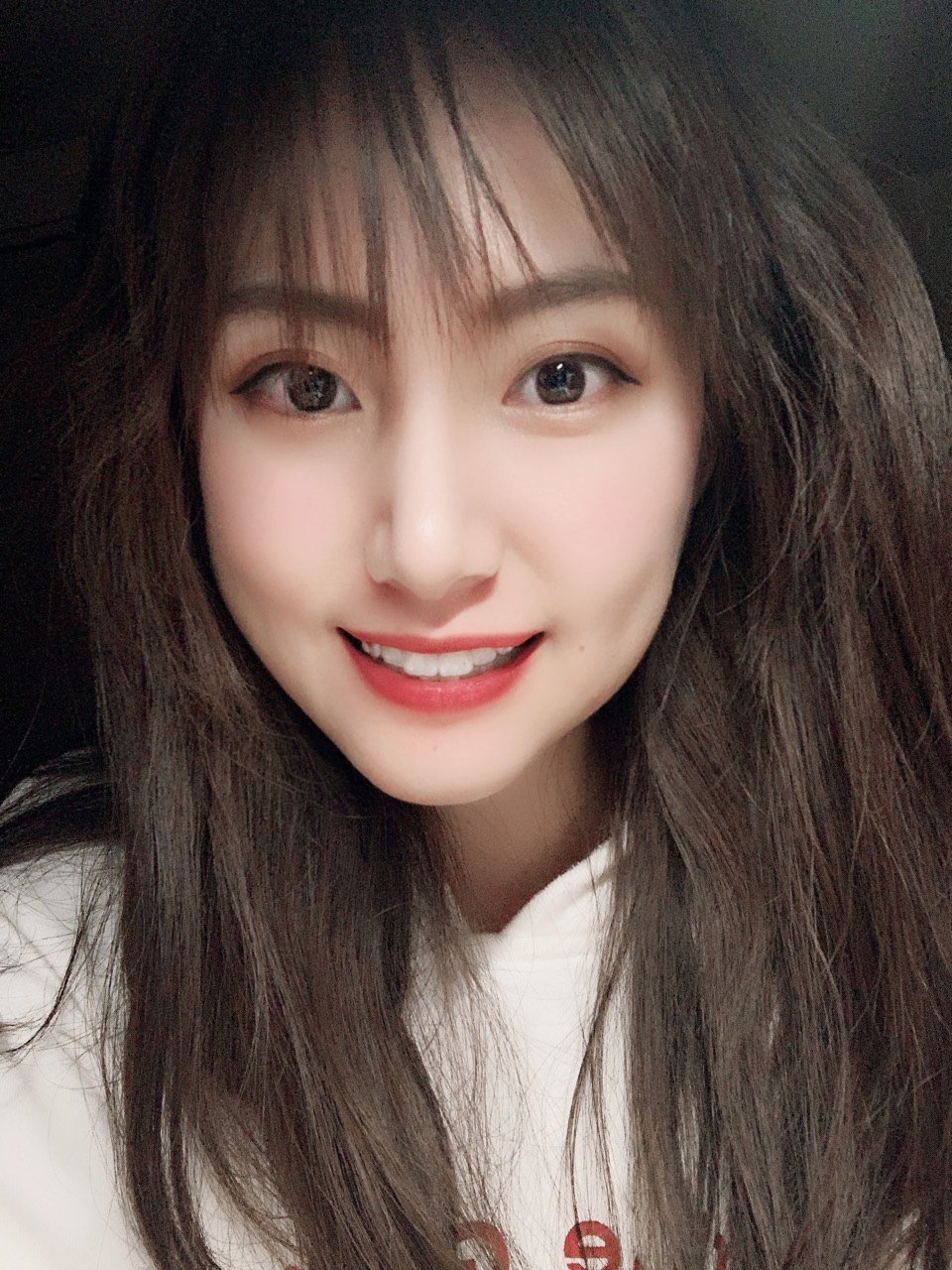 重庆美人,原来我也有个大酒窝,正在做牙齿矫正,所以笑线还不是很好看