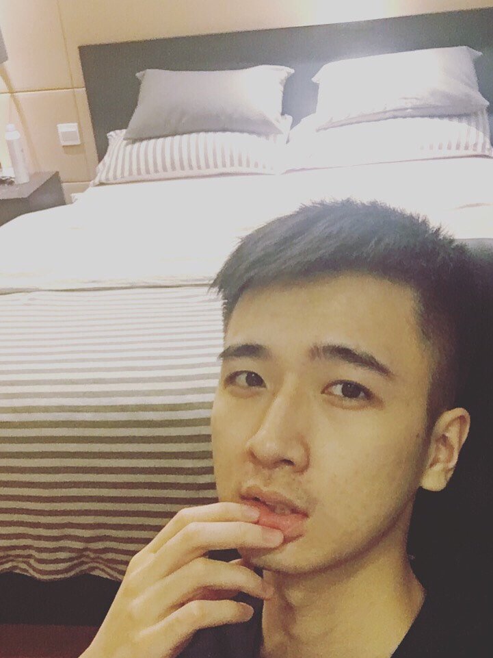 玩弄嘴唇的土味自拍