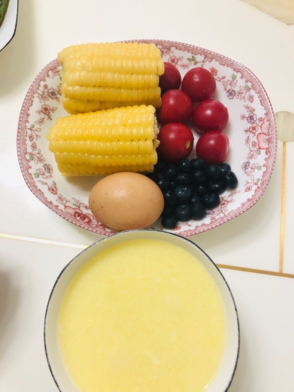 早餐:玉米 鸡蛋 蓝莓 圣女果 鸡蛋茶